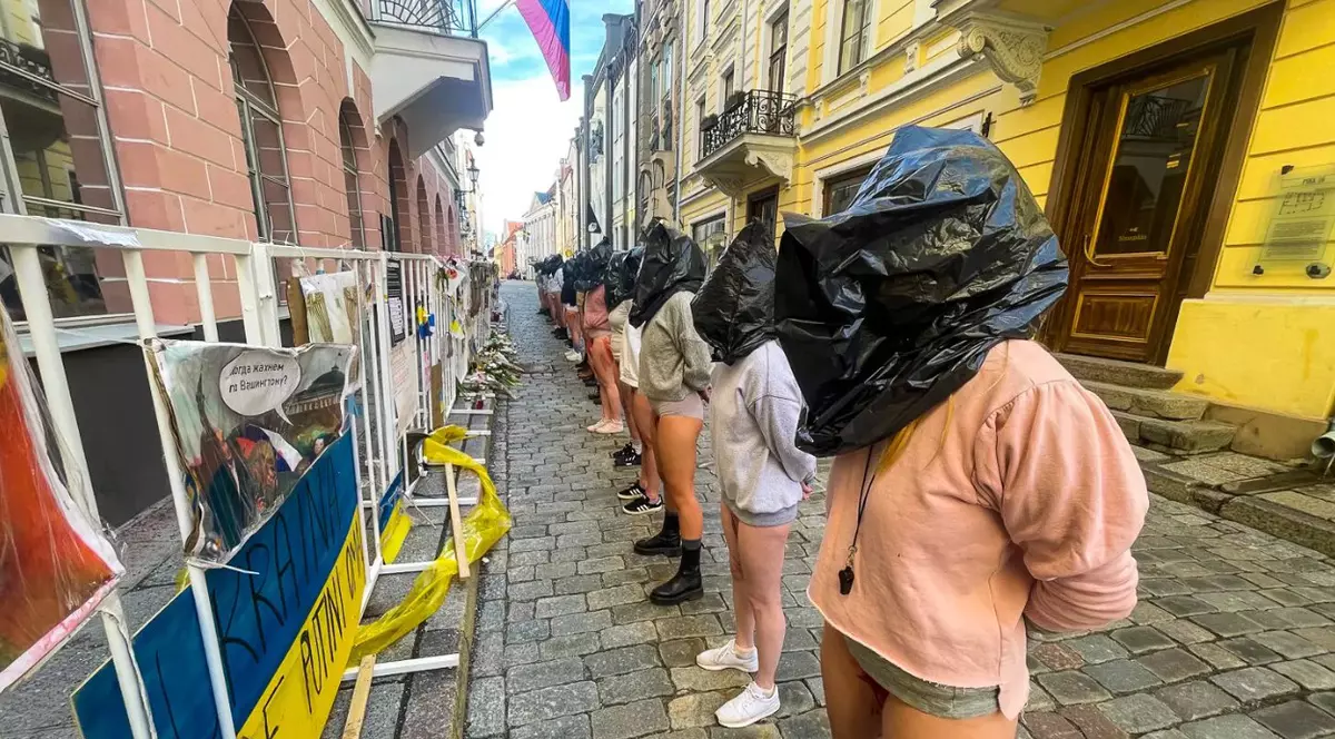 Protest al estoniencelor, în lenjerie intimă și cu vopsea roșie pe corp, față de violurile comise de ruși în Ucraina