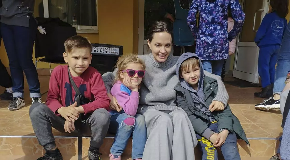 Angelina Jolie se află în Ucraina. A vizitat un internat și un spital din Liov