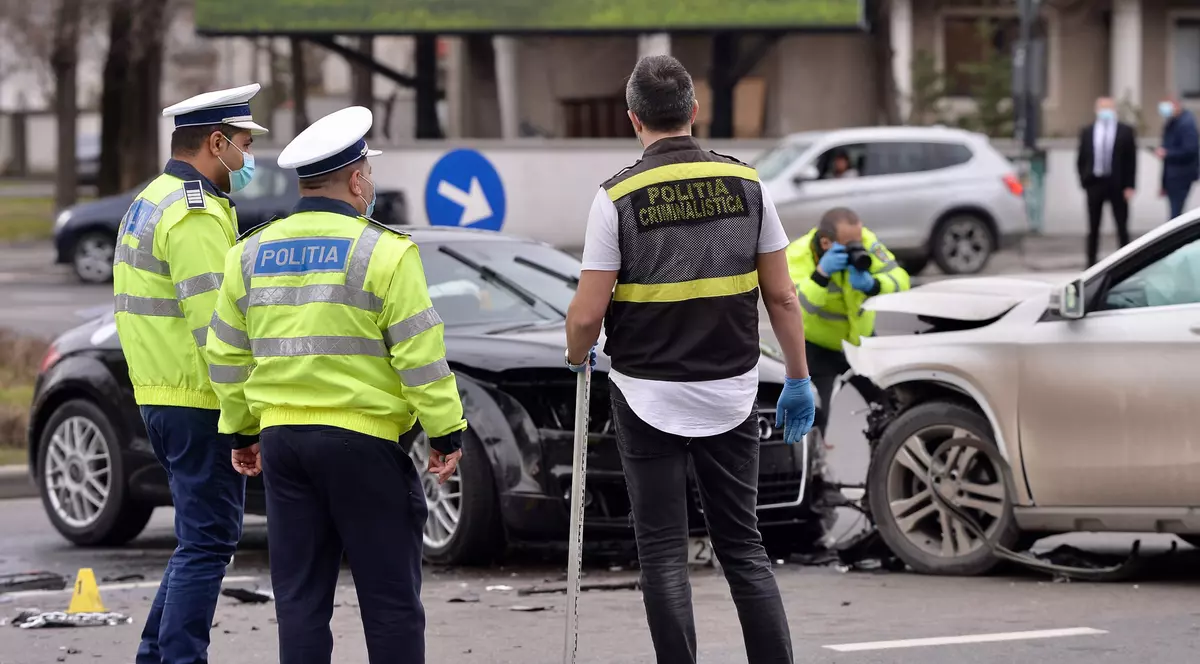 Un poliţist din Botoșani este anchetat după ce a condus beat şi a produs un accident