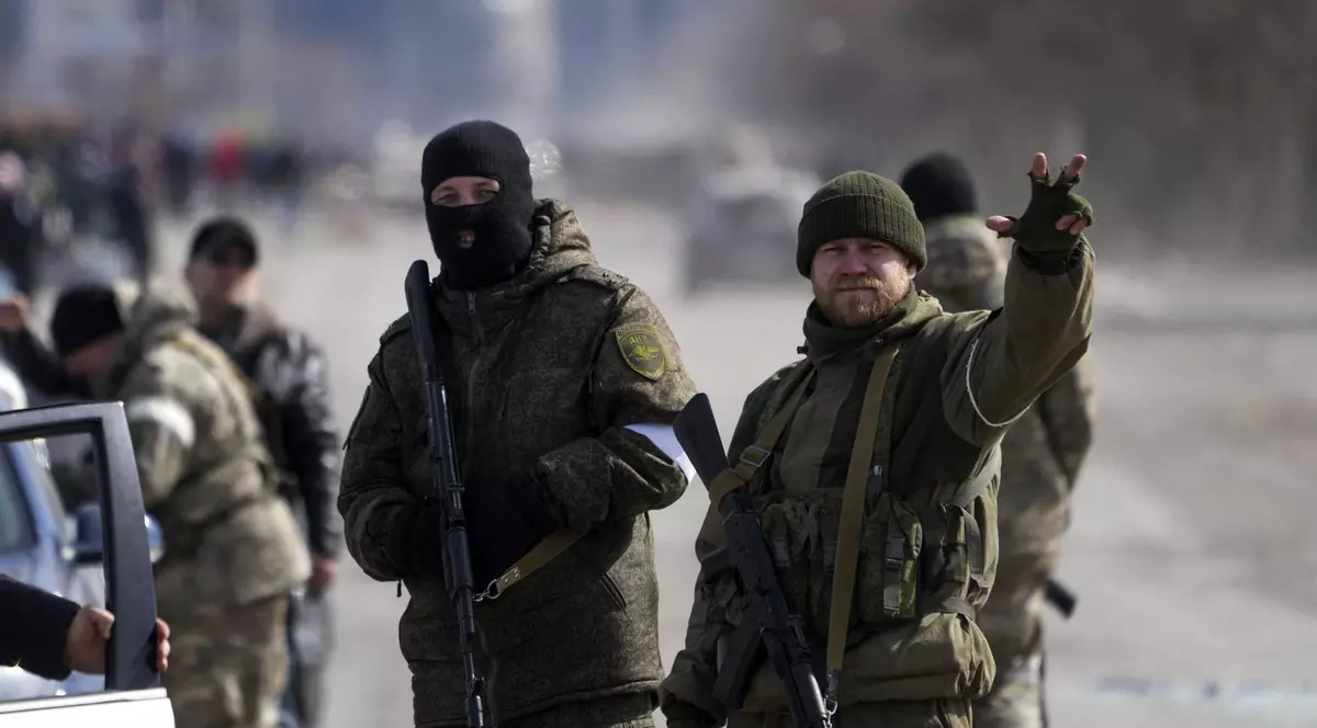 „Luptăm de o lună fără muniție nouă, fără apă, murim în haită”. Furia luptătorilor ucraineni din Mariupol care acuză Kievul că i-a abandonat