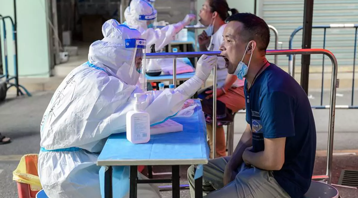 Testare în masă și sute de zboruri anulate la Guangzhou după descoperirea unui rezultat anormal la un test COVID