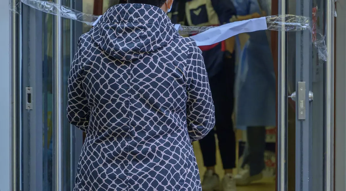 Furie în Shanghai din cauza măsurilor dure anti-COVID. Autoritățile, acuzate că joacă rol de „doctor, polițist și judecător”