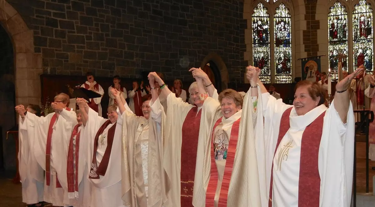 INTERVIU. „Nu cred într-o biserică ce nu poate primi pe toată lumea”. Lupta unei americance care vrea ca Vaticanul să accepte femeile-preot