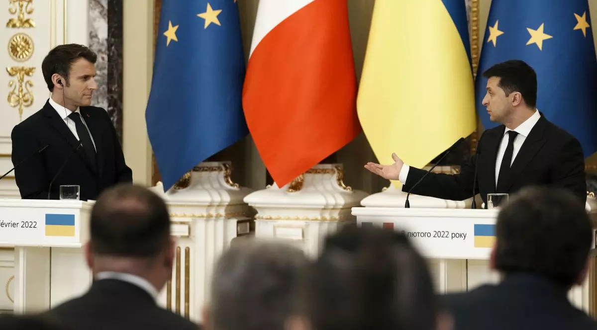 Zelenski l-a invitat pe Macron în Ucraina ca să vadă cu ochii lui că „rușii au comis un genocid”