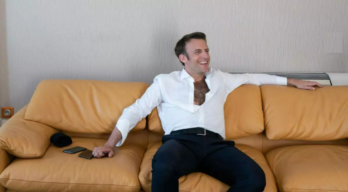 Macron, relaxat și descheiat la cămașă. Imaginea care a devenit virală