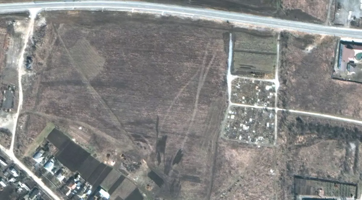 O nouă groapă comună, descoperită lângă Mariupol. „Rușii au săpat tranșee de 30 de metri lățime și aruncă oameni înăuntru”