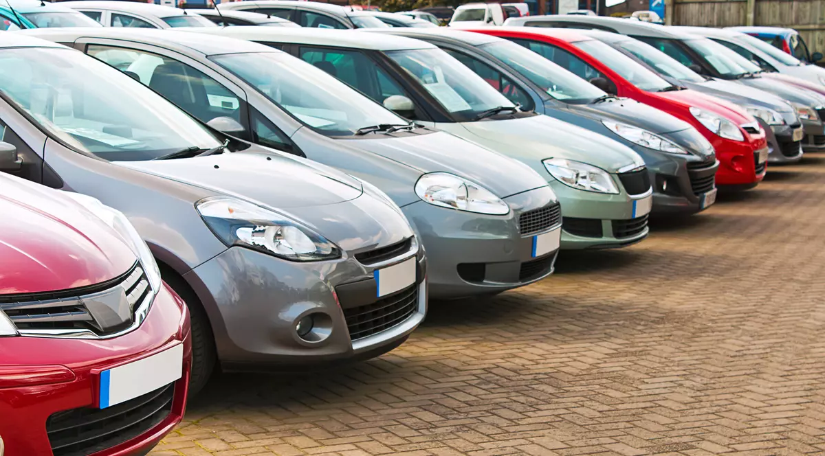 Autoritățile publice își vor putea cumpăra mașini mai scumpe. Legea a fost promulgată de Klaus Iohannis