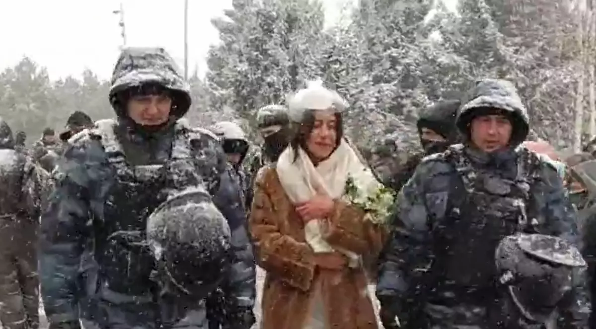 VIDEO | O tânără în rochie de mireasă care protesta împotriva războiului, săltată de polițiști la Moscova