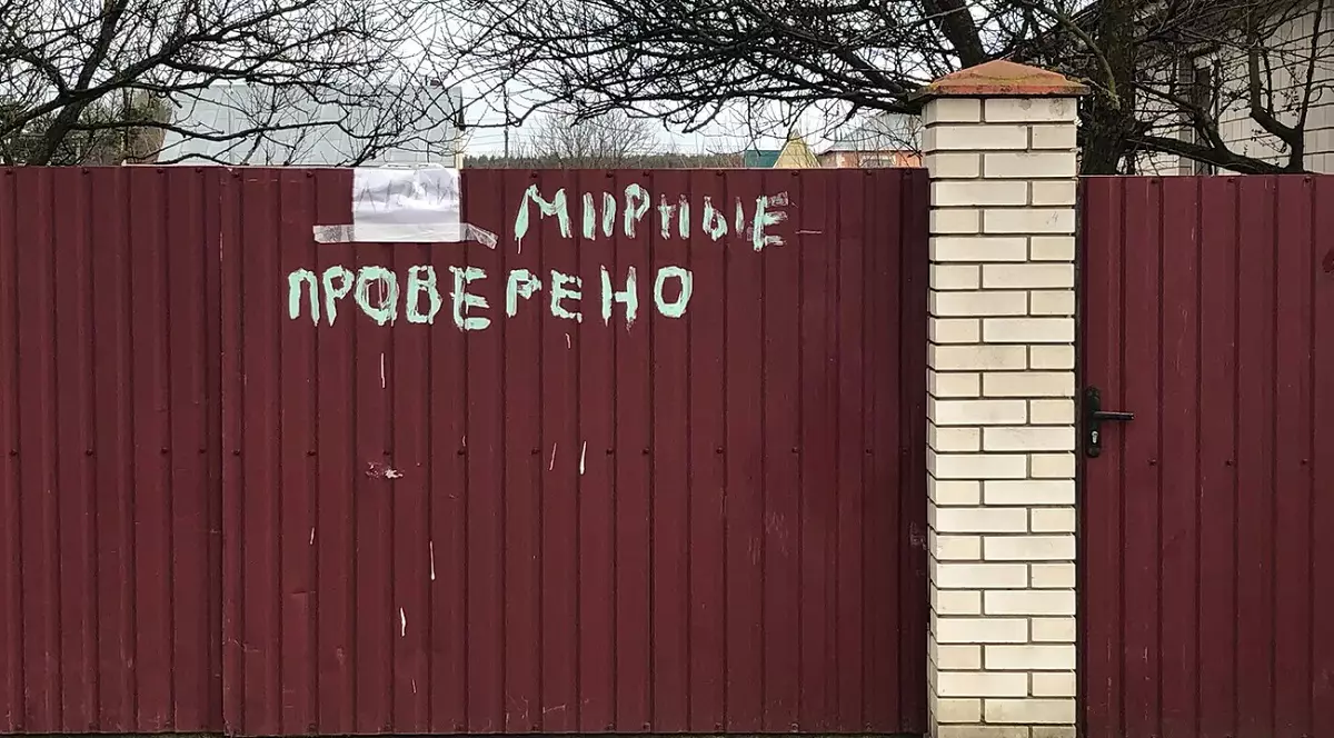 Ce s-a întâmplat în casele pe care soldații ruși au scris „Pașnic. Verificat”, într-un sat de lângă Kiev