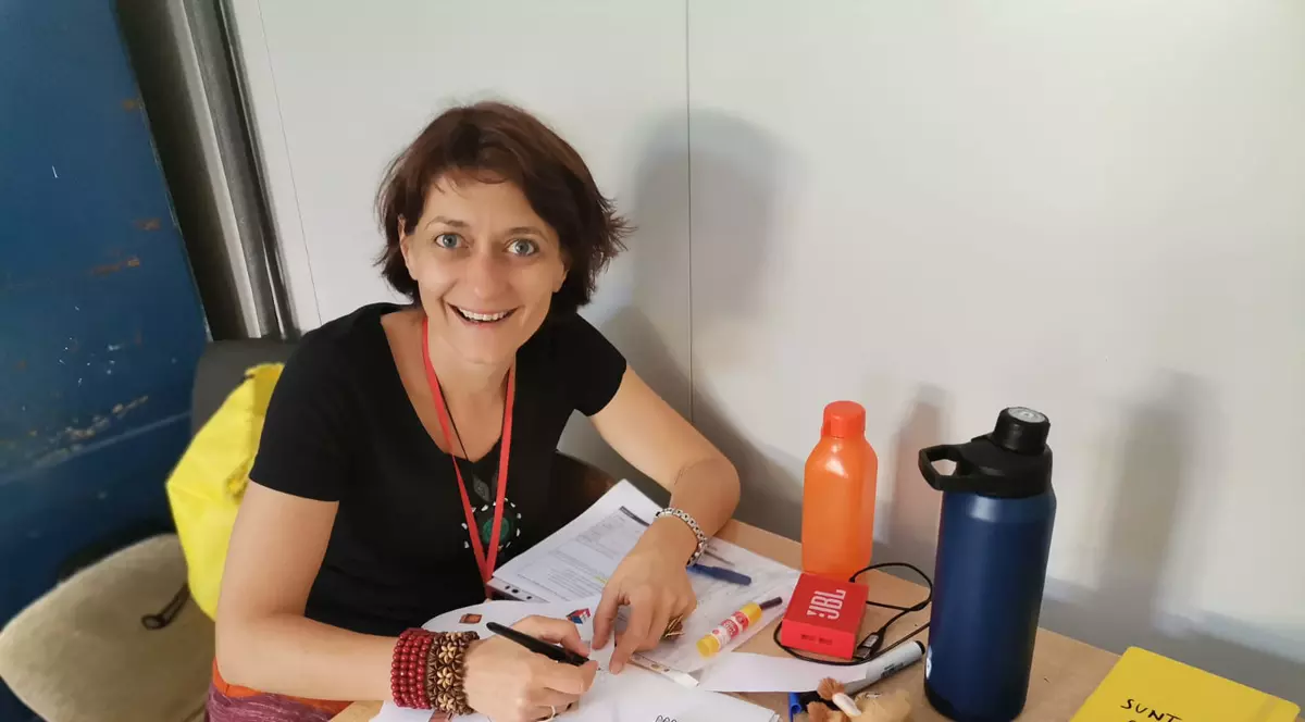 După 20 de ani în străinătate, s-a întors să-i învețe pe copiii de la țară să scrie și să citească. Ce a învățat la catedră în Suedia, Anglia și Spania