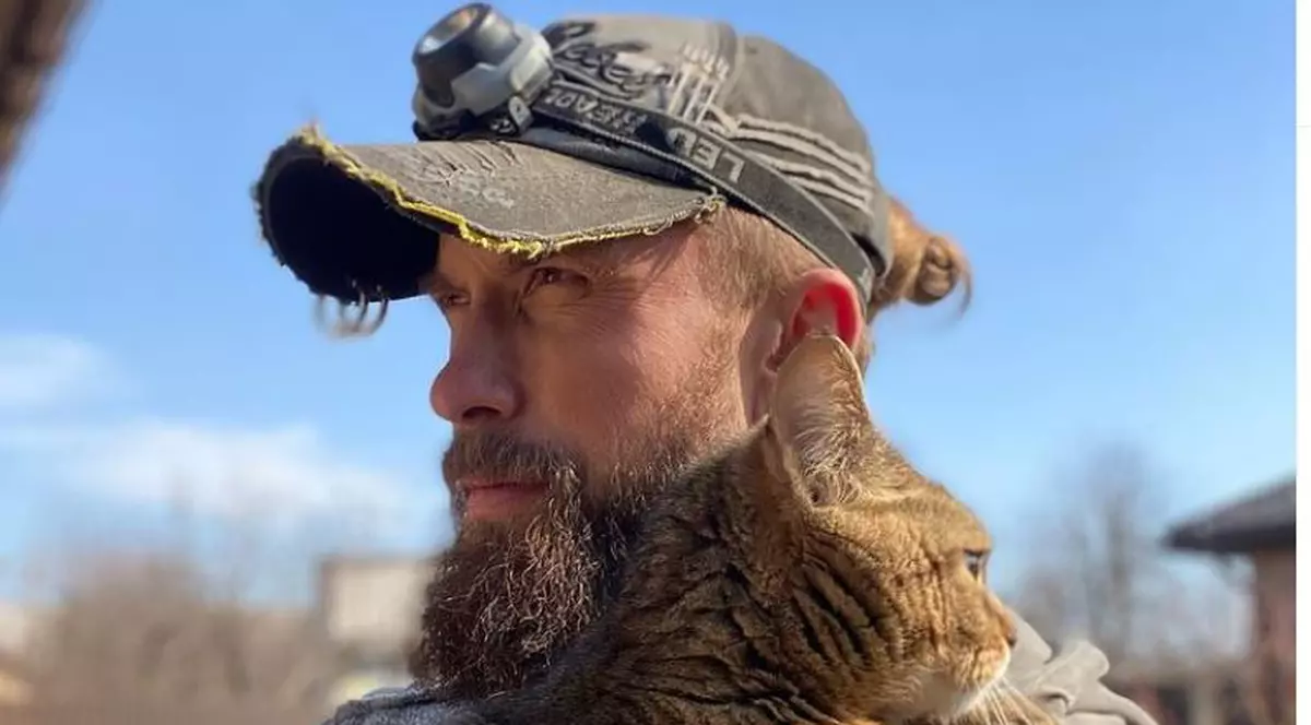 Salvatorul pisicilor din Irpin. Un actor ucrainean spune că evacuează zilnic până la 30 de pisici abandonate în calea bombardamentelor