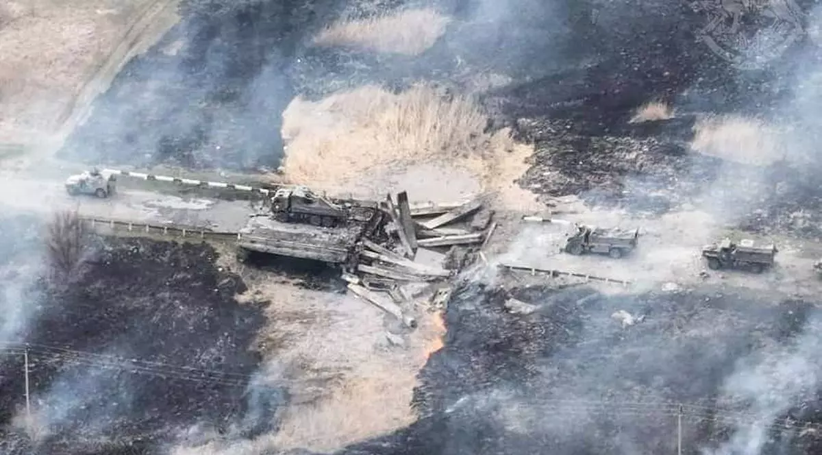 Un pod traversat de o coloană de vehicule militare rusești a fost detonat de forțele ucrainene, anunță Kievul