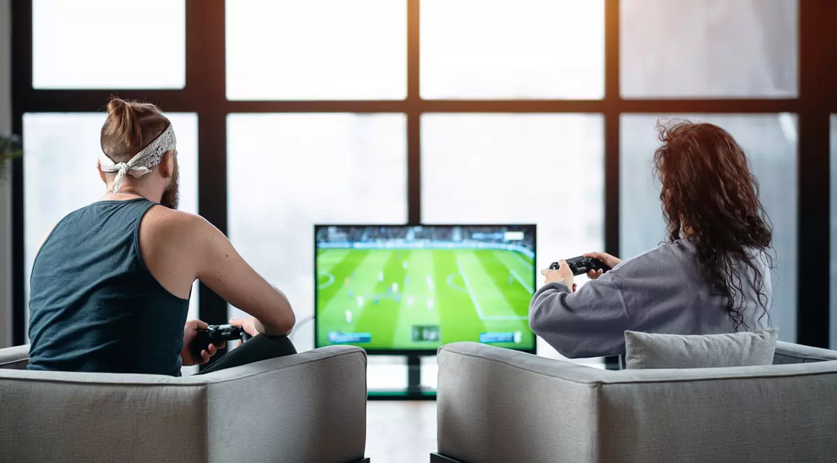 cum alegi cea mai bună consolă de jocuri pentru nevoile tale - tineri jucand un joc pe consola