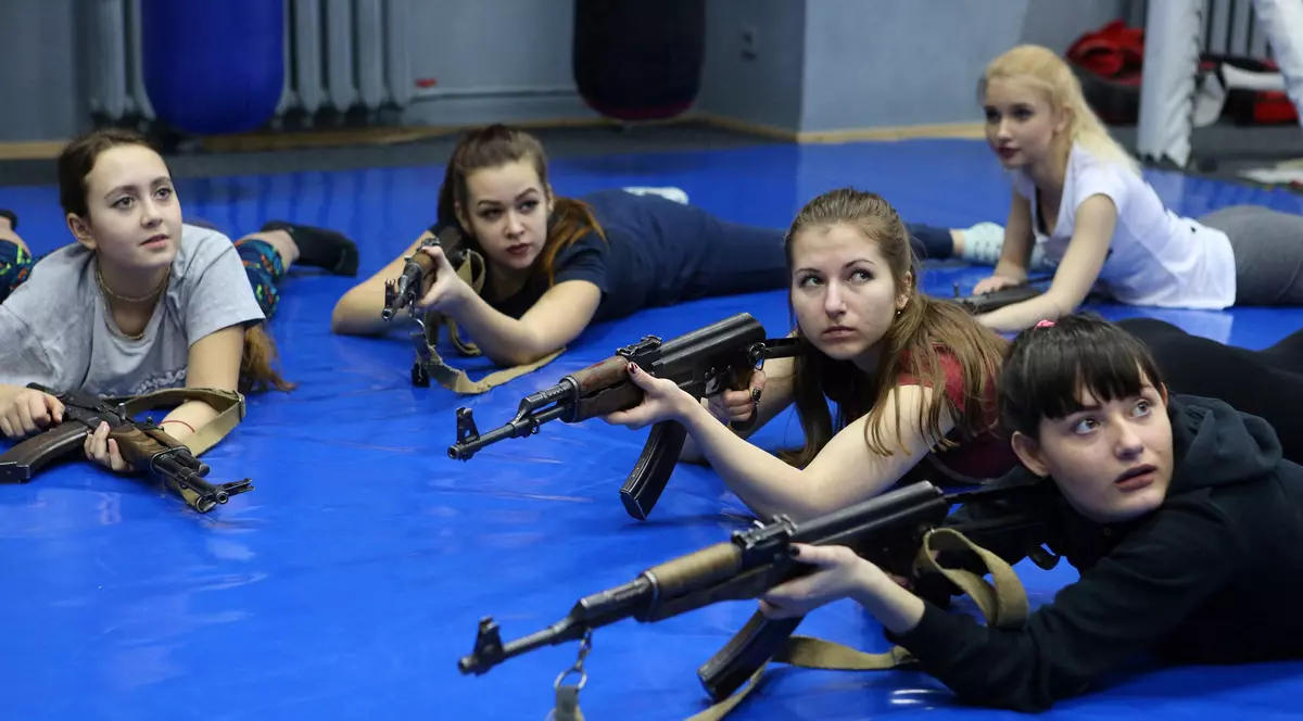 „Trebuie să fie pregătite”. Orașul ucrainean în care femeile vor să învețe să tragă cu arma, după ce au aflat despre atrocitățile trupelor ruse