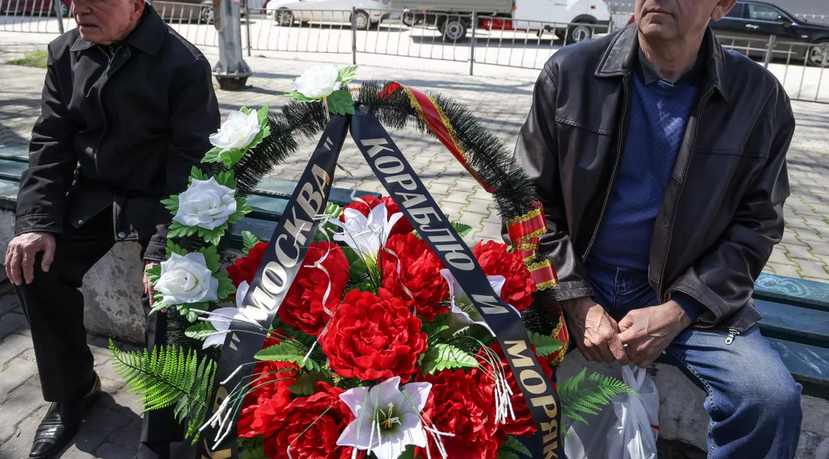Coroane mortuare cu mesajul „Pentru navă și echipaj” la ceremonia dedicată navei Moskva, deși Rusia nu recunoaște că au murit marinari. Ce spune Kremlinul