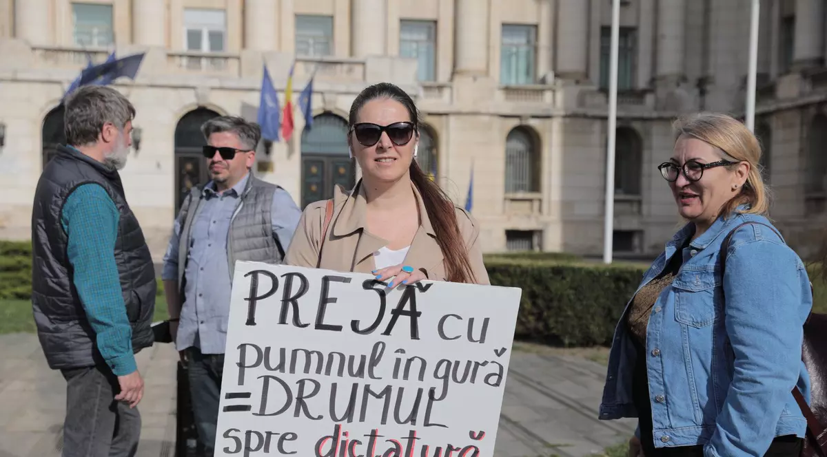 Protest în fața Ministerului de Interne în semn de solidaritate cu jurnalista Emilia Șercan. Foto: Eli Driu