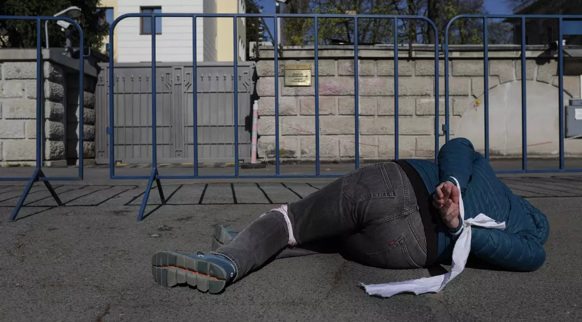 Protest la București față de masacrul din Bucha, inspirat după cel din Moscova. Un activist s-a culcat pe trotuar cu mâinile legate, în fața Ambasadei Rusiei
