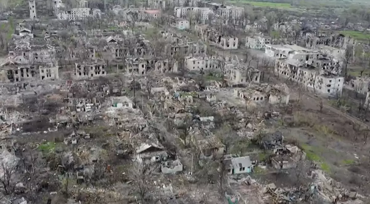 VIDEO| Militarii ruși sunt mândri că au eliberat un sat pe care l-au ras de pe fața pământului, înainte să intre în el