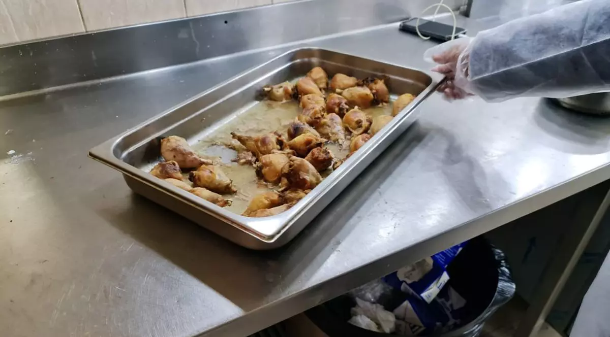 Mâncare expirată, mucegai și mizerie, asta au găsit comisarii ANPC în urma controalelor efectuate la 3 spitale din București