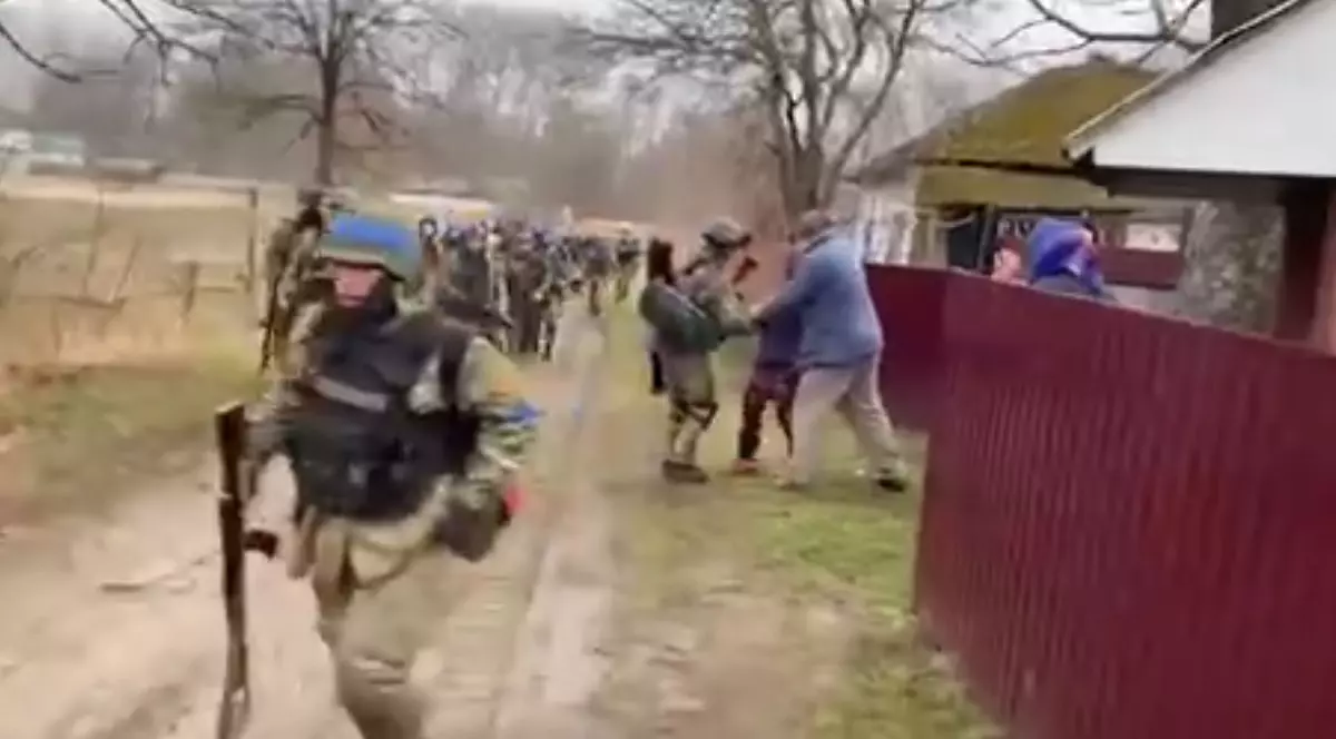 VIDEO | „Cât v-am așteptat!” Soldați ucraineni, primiți cu lacrimi și mâncare de oamenii dintr-un sat eliberat