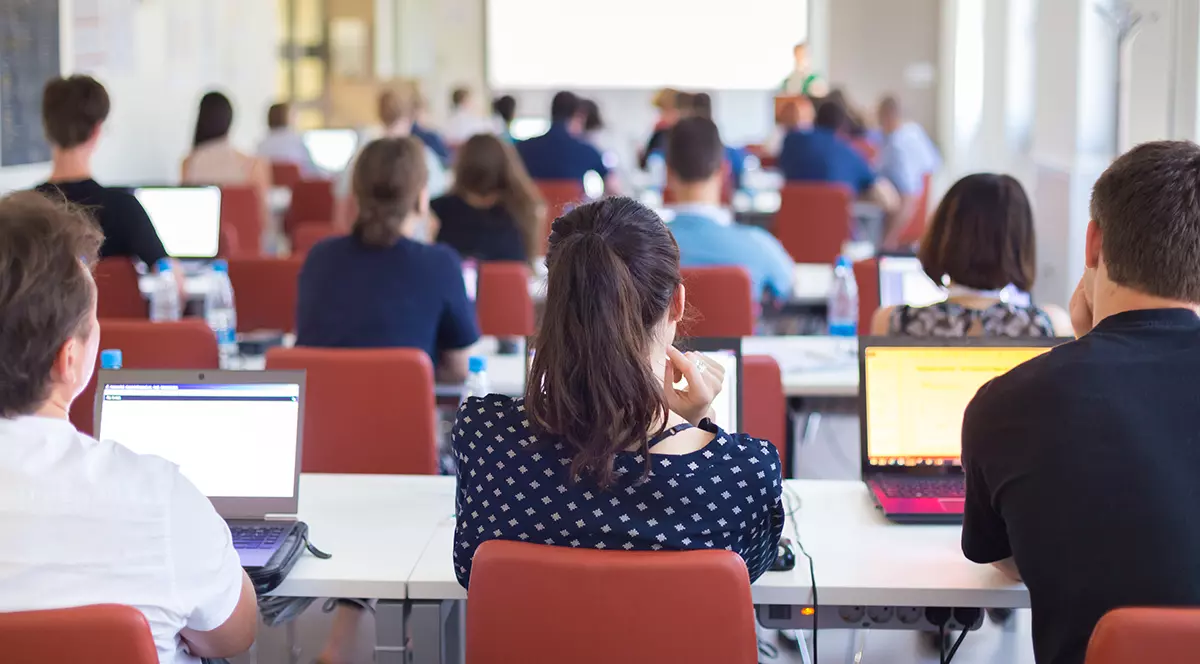 România, pe ultimul loc în UE la procentul de elevi și studenți care și muncesc. Un rector, un reprezentant al studenților și un trainer analizează cauzele