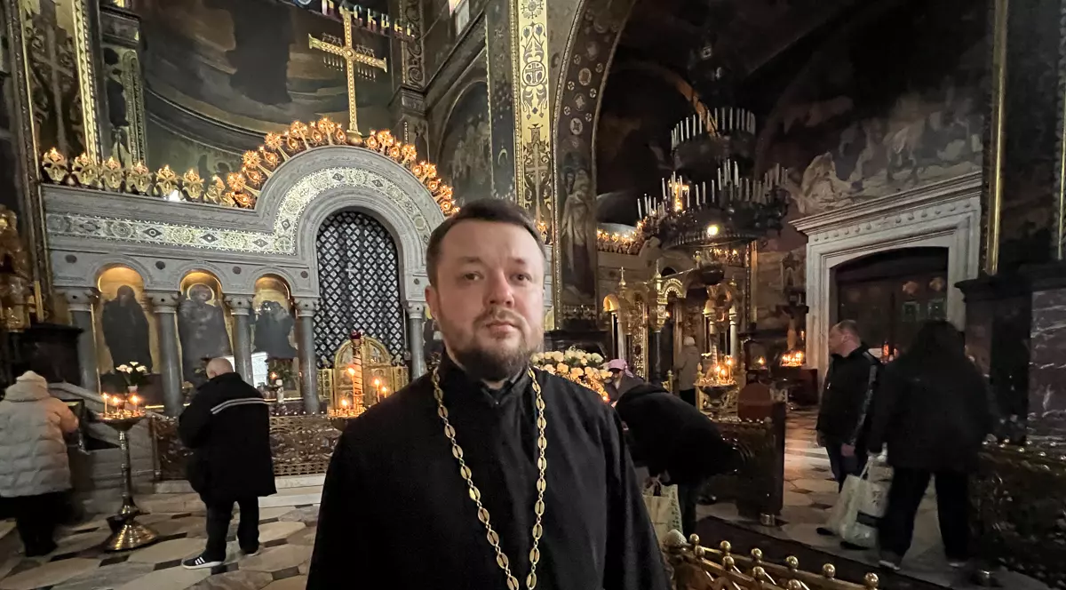 CORESPONDENȚĂ DIN KIEV. În așteptarea Învierii printre baricade, soldați înarmați și alarme, un preot are un mesaj pentru români: „Ne-ați ajutat enorm. Și nu vom uita asta niciodată”