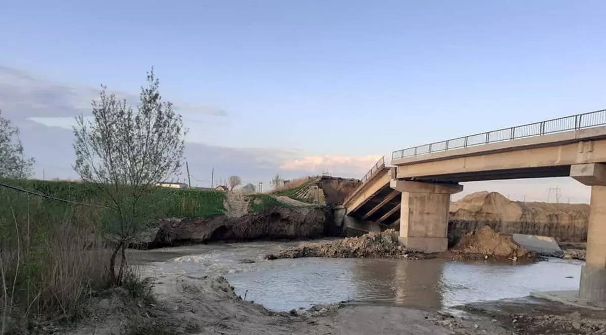 Un pod peste râul Putna, aflat în lucru, s-a prăbușit din cauza ploilor din ultimele zile