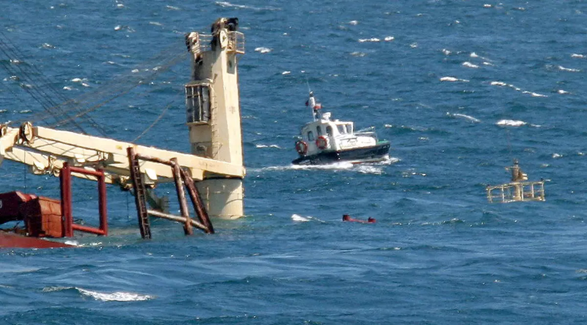 Vas cu 1.000 de tone de petrol la bord, scufundat în Mediterană, în apele Tunisiei. Țara cere ajutor internațional pentru prevenirea unui dezastru ecologic