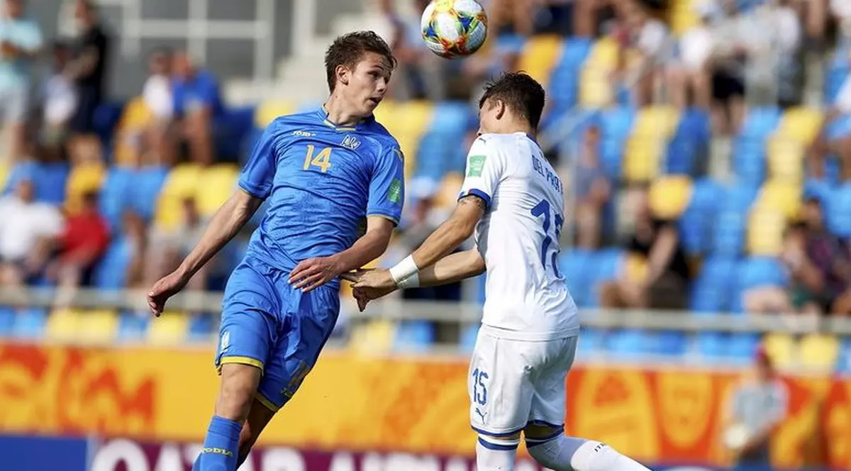 Un fotbalist ucrainean campion mondial de tineret și-a scos la licitație medalia de aur. Banii obținuți vor fi donați armatei