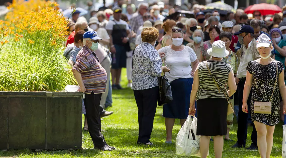 Mai multe persoane din Republica Moldova așteaptă să facă vaccinul anti-COVID la Palatul Republican din Chișinău în iunie 2021. Foto: EPA