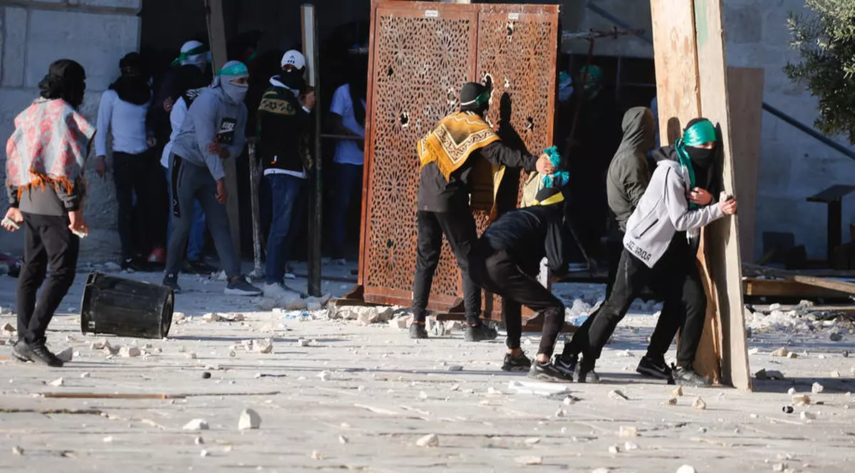 Cel puţin 152 de oameni au fost răniţi în ciocnirile dintre protestatarii palestinieni și poliția israeliană, la Esplanada Moscheilor, din Ierusalim