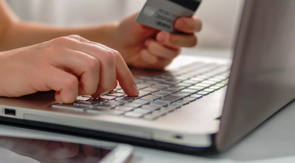 Cum poți să transferi online bani dintr-un cont în altul