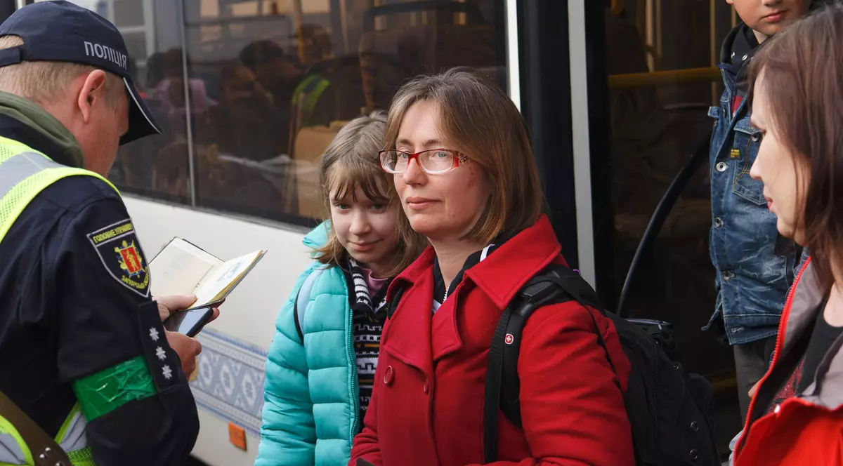 „Veți primi capetele bărbaților voștri într-o cutie”. Amenințările primite de femeile evacuate din uzina Azovstal