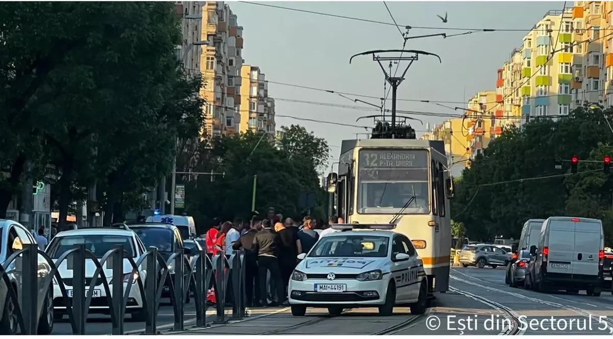 Femeie târâtă câțiva metri de un tramvai în București, după ce a încercat să urce cu un cărucior în care era un bebeluş