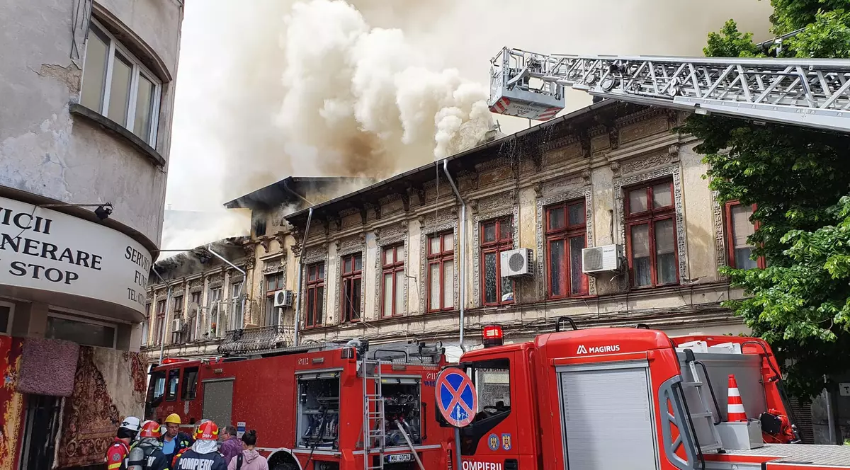Incendiu puternic în centrul Bucureștiului, la o clădire de două etaje