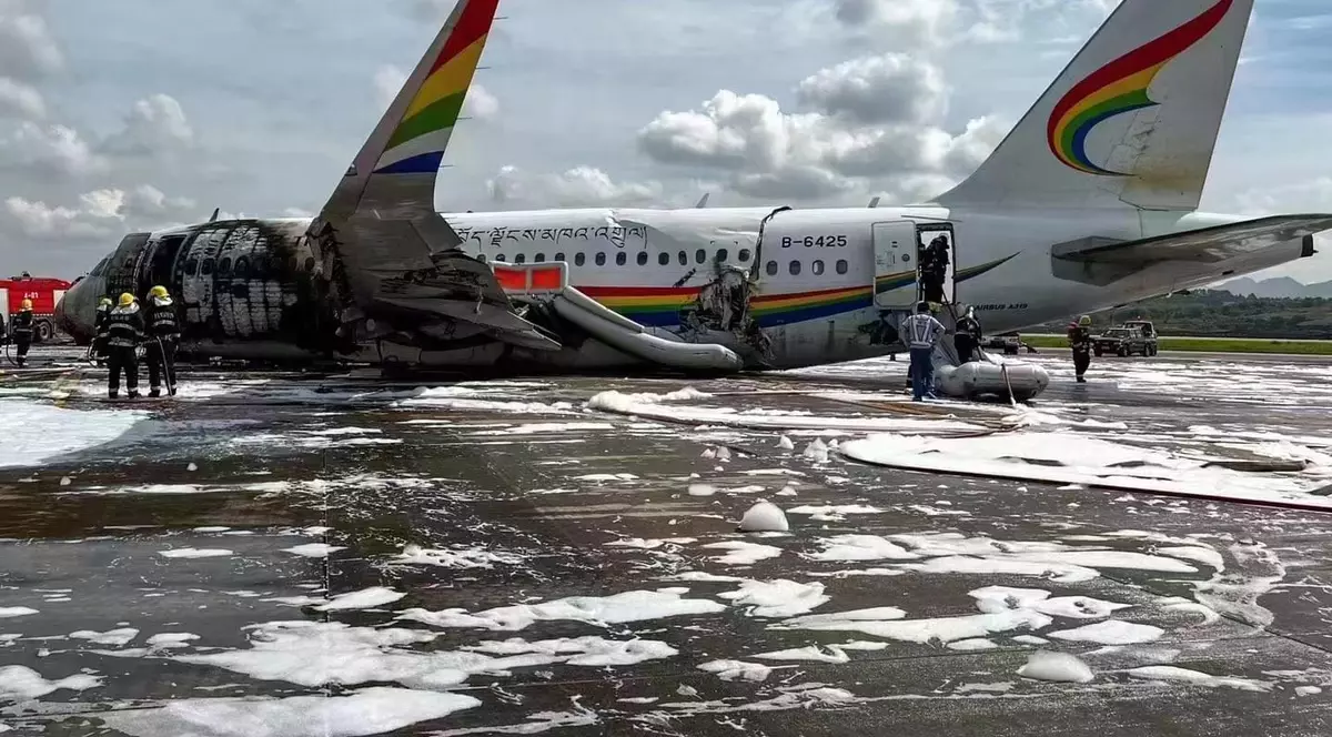 VIDEO | Momentul în care un avion din China ia foc, după ce a ieșit de pe pistă