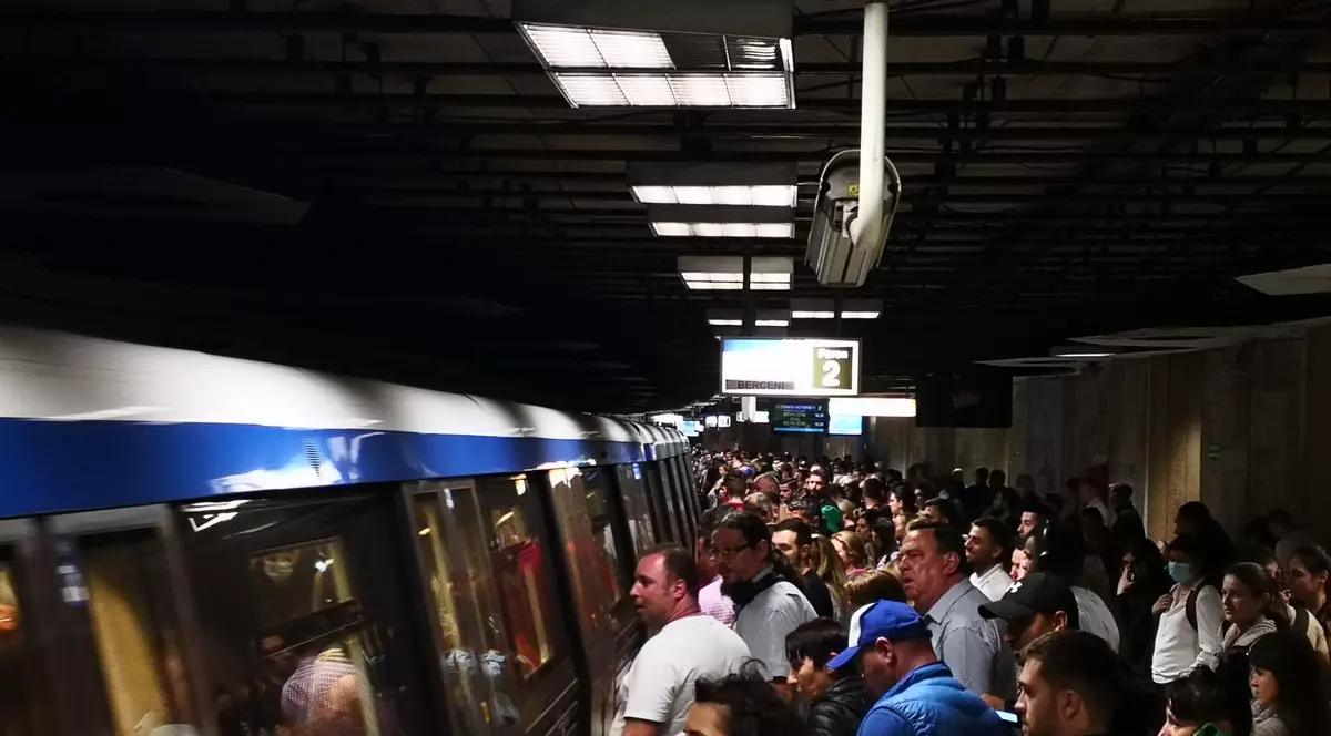 Circulația la metrou, dată peste cap după ce un metrou a fost cuprins de fum, în apropiere de stația Piața Romană