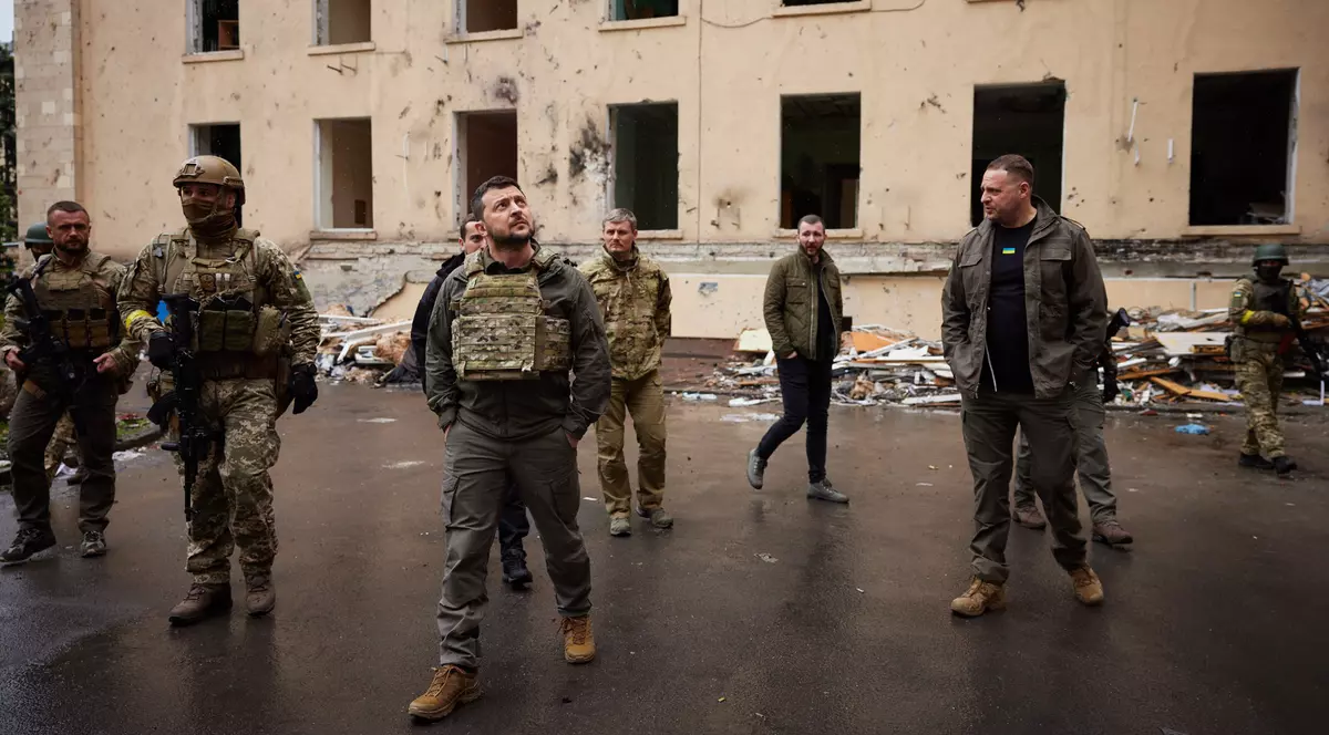 Zelenski, vizită pe frontul din est, prima ieșire din Kiev de la începutul războiului. „Ne vom apăra pământul până la capăt”