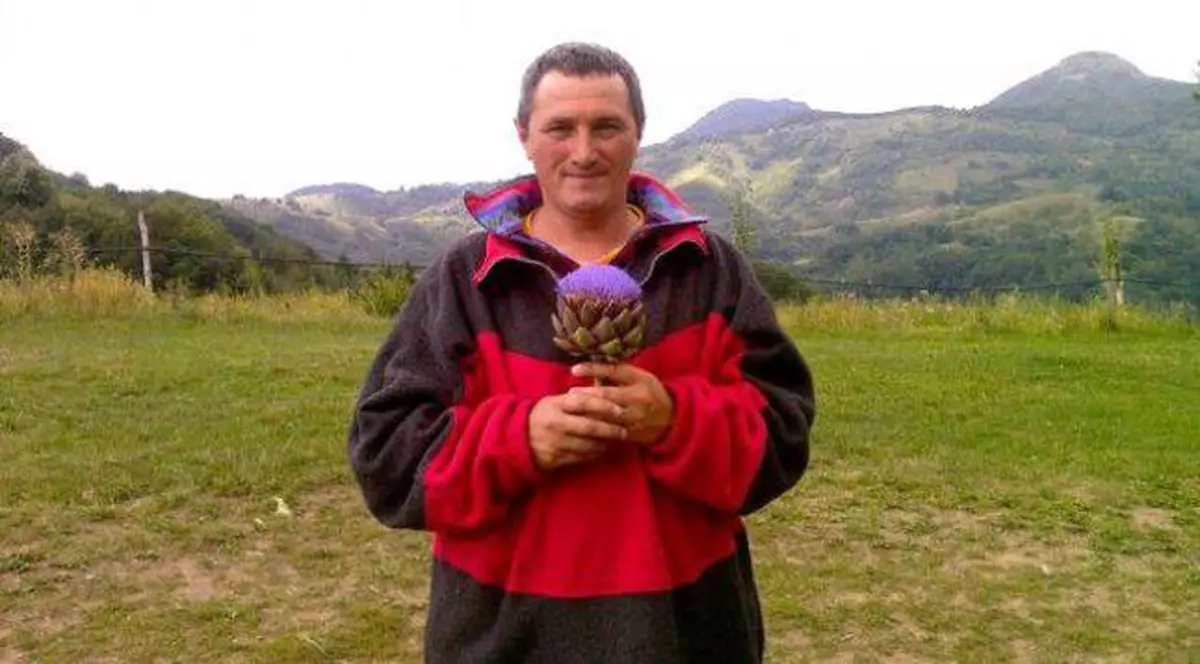 „Am avut informații. Știți cum se vorbește la sate, dar nu s-a confirmat nimic”. Declarațiile primarului din comuna „gurului” care conducea secta „Copiii Soarelui”