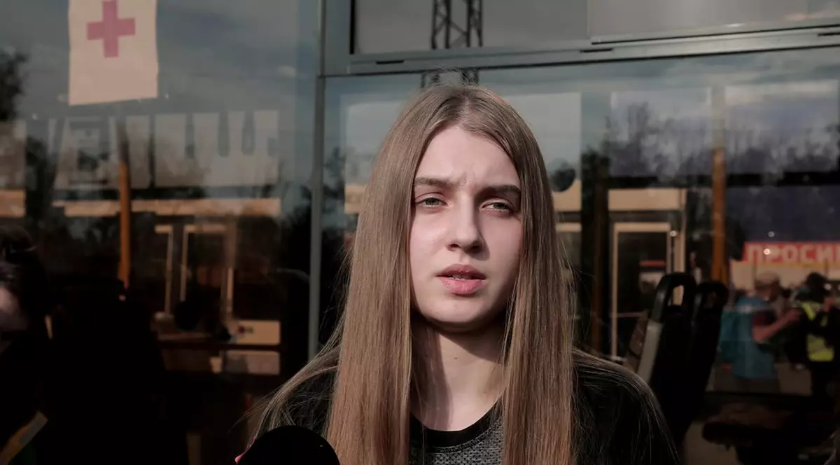 Mărturia unei tinere evacuate din oțelăria Azovstal: „Mâncam o dată pe zi. Ca să ajungă la toți, soldații nu mâncau deloc”