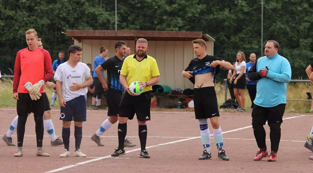 Un arbitru german de fotbal, vinovat că fluierat prea tare și a surzit un fotbalist. Ce daune trebuie să plătească