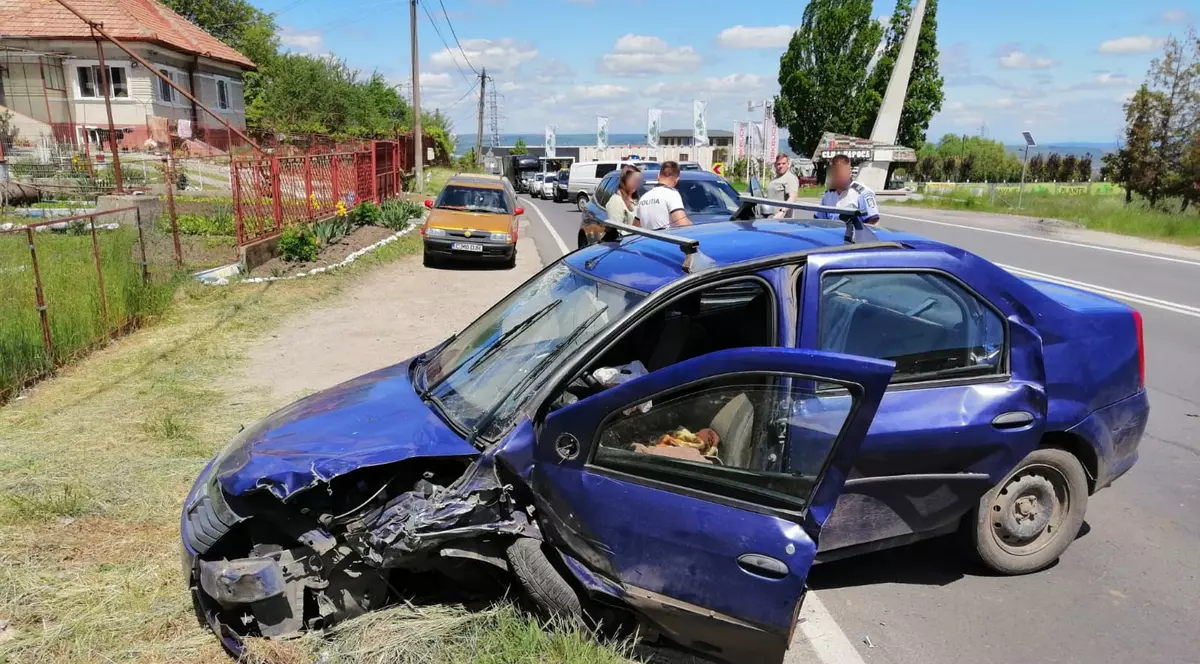 Şase oameni şi un bebeluş, transportaţi la spital, după ce trei mașini s-au ciocnit în Cluj-Napoca