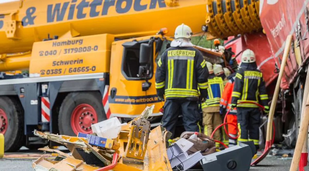 Șofer român de TIR lovit în plin de o macara de 60 de tone căreia nu i-a dat prioritate, într-o intersecție din Germania