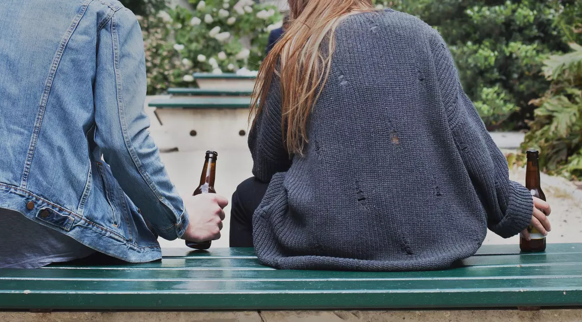 Un sfert dintre adolescenți beau alcool de la 13 ani. „Sunt părinți care spun «nu-i nicio problemă, ia și tu o gură»”