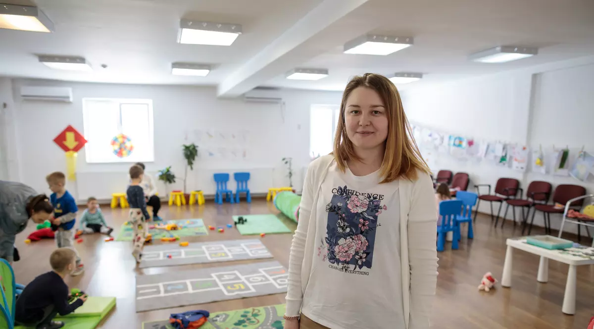 După ce copilul adoptat înainte de război i-a salvat familia, o educatoare din Ucraina își continuă la București visul de a schimba educația „rămasă de tip sovietic”