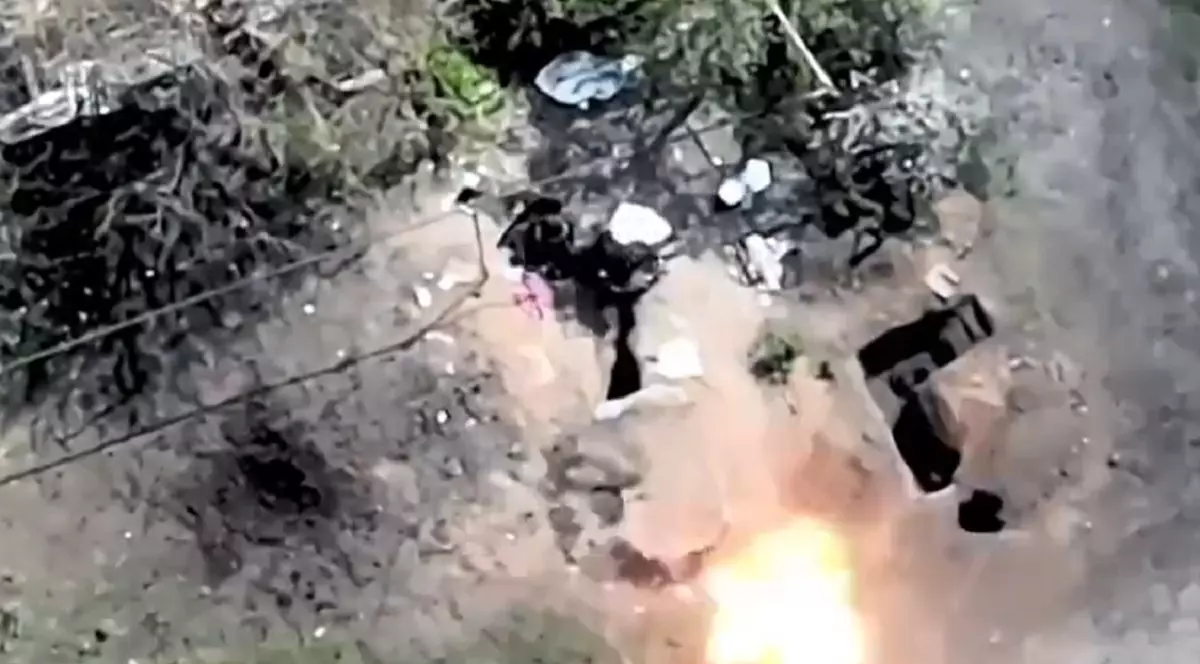 VIDEO | Primele filmări cu atacul dronelor „kamikaze” Switchblade asupra soldaților ruși care săpau tranșee lângă Harkov