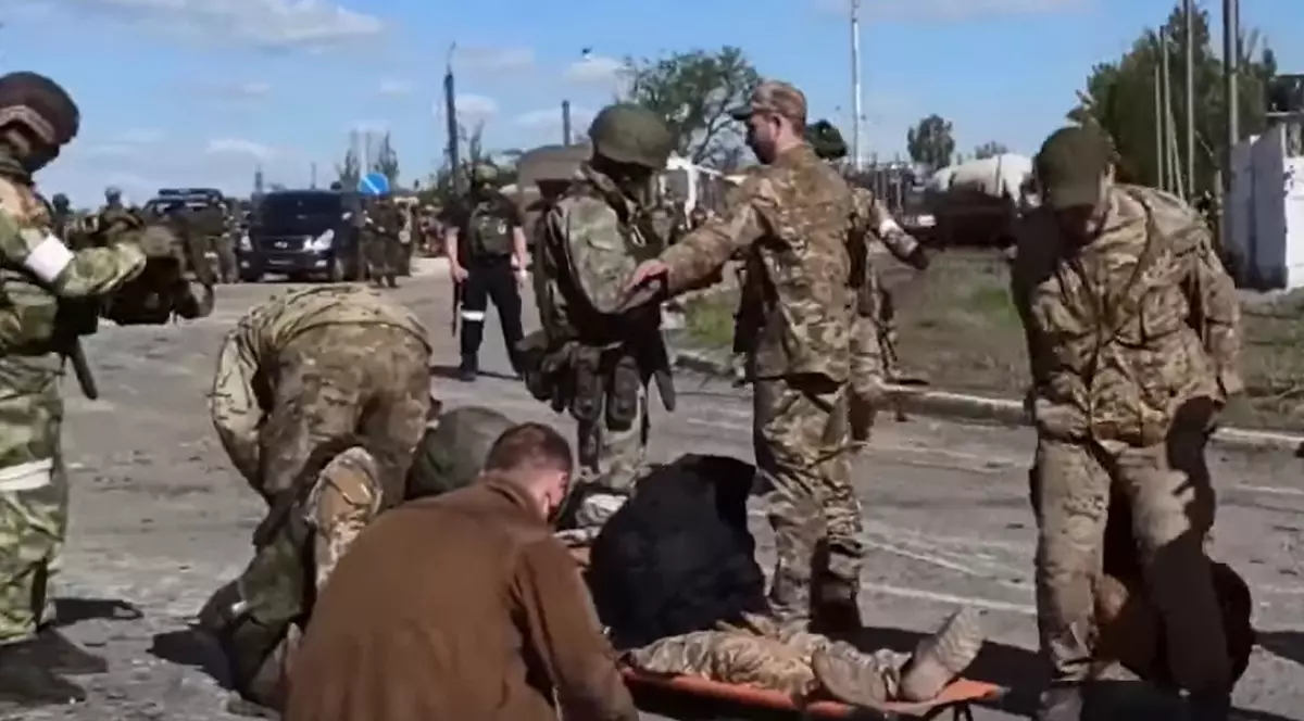 VIDEO | Imagini cu soldații din regimentul Azov care se predau rușilor, făcute publice la Moscova