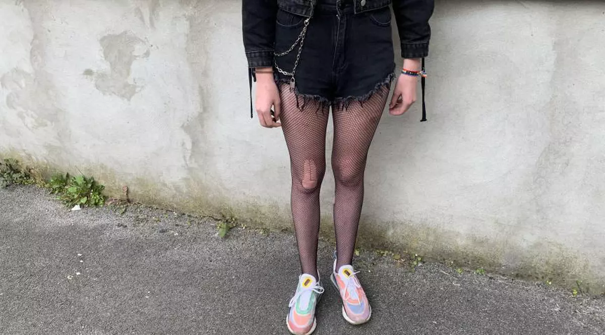 Liceană obligată să se schimbe în toaletă înainte de Bacalaureat, din cauza hainelor „provocatoare”, în Franța