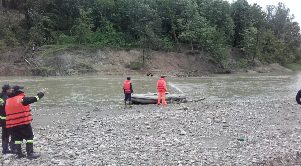Tatăl care şi-a aruncat copiii într-un râu din Bacău, de negăsit de 24 de ore. Ipoteza autorităților