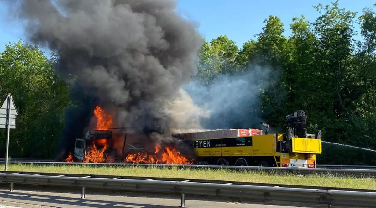 Un șofer român a scos din flăcări un coleg al cărui camion s-a făcut scrum, în Belgia: „Focul era în cabină, el urla!”